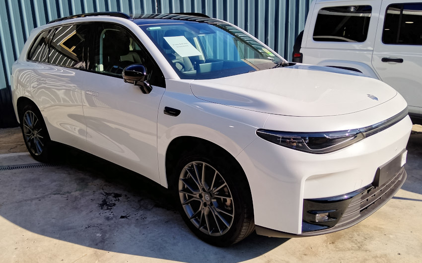Leapmotor B10 SUV in "Light White" in an outdoor yard. Front right view.